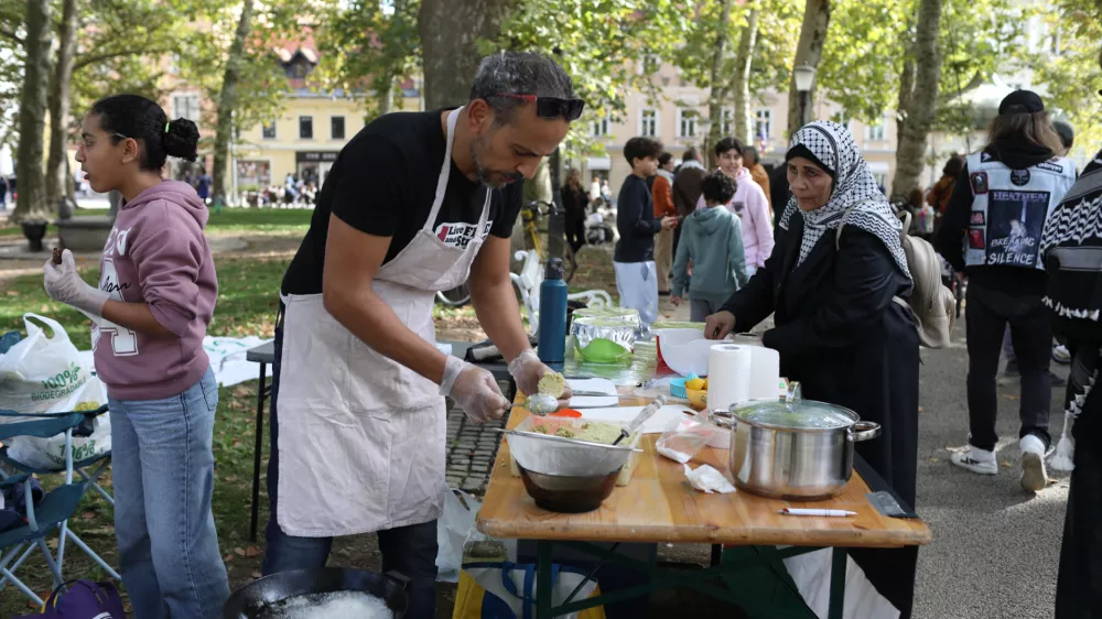 11.10.2025. Festival miru. Branje imen ubitih palestinskih otrok. Foto: Bojan Velikonja 