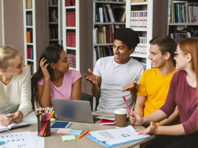 Spoznavanje sodelavcev iz drugih kultur pomaga pri medsebojnem razumevanju in bolj&scaron;em sodelovanju. / Foto: Istock