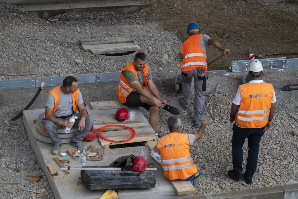 železni&scaron;ka postaja Ljubljanadelavcivarnost pri delu29.08.2025 - Ozelenjevanju nadstre&scaron;nic nad železni&scaron;kimi peroni - gradbi&scaron;če - gradnja glavne železni&scaron;ke postaja LjubljanaFoto: Nik Erik Neubauer 