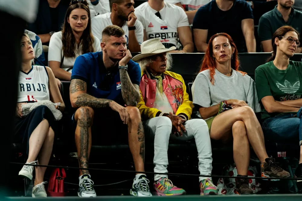 FRA, Paris, Olympischen Spiele Paris 2024, 10.08.2024, Basketball Herren Spiel um Platz 3 Deutschland - Serbien - Bercy Arena Namanja Jokic Bruder von Nikola Jokic Serbien, 15 und James Goldstein amerikanischer Gesch&auml;ftsmann verfolgen da Spiel Courtside *** FRA, Paris, Olympic Games Paris 2024, 10 08 2024, Basketball Men 3rd place match Germany Serbia Bercy Arena Namanja Jokic brother of Nikola Jokic Serbia, 15 and James Goldstein American businessman watch the game Courtside Copyright: HMBxMedia/SteffiexWunderl,Image: 950801694, License: Rights-managed, Restrictions:, Model Release: no