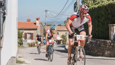 Leto&scaron;nji Istrski kolesarski maraton bo 6. in 7. oktobra 2018 v Izoli. Nedeljski vrhunec bo spremljalo pestro dvodnevno dogajanje za vse kolesarske okuse, na svoj račun pa bodo pri&scaron;le tudi družine in najmlaj&scaron;i.Udeleženci lahko izbirajo med tremi razglednimi in slikovitimi trasami. Najkraj&scaron;a (13 km) bo vodila po obalni cesti od Izole do Kopra, zato je primerna za družine in manj zahtevne kolesarje, na srednjo (50 km) in dolgo (78 km) pa se bodo odpravili različno pripravljeni rekreativni kolesarji. Najdalj&scaron;a trasa je z več kot 1.300 vi&scaron;inskimi metri in s tekmovanjem ob vzponu na Bor&scaron;t pravi izziv tudi za najbolj zahtevne.Pestro kolesarsko dogajanje v Izoli se prične že v soboto, s kolesarskim festivalom, kolesarskim poligonom za otroke, družinskim kolesarskim izletom in rekreativnim kronometrom za veliko nagrado Istre, vrhunec dogajanja pa predstavljata nedeljski maraton, s tekmovanjem za kralja in kraljico Bor&scaron;ta, in vedno bolje obiskan brezplačen mini maraton, namenjen najmlaj&scaron;im.Pestro dvodnevno dogajanje in kakovostna izvedba iz leta v leto v Istro privabljata vedno več kolesarskih navdu&scaron;encev. Tudi letos organizator pričakuje več kot 1000 udeležencev, od katerih &scaron;tevilni na Obali preživijo tudi cel vikend. Iz tega razloga skupaj s partnerji pripravlja tudi posebne namestitvene pakete in dodatno animacijo za spremljevalce.Zaradi spodbujanja pravih vrednot, gibanja in krepitev turističnega potenciala Istre dogodek podpirajo vse obalne občine - Občina Izola, Občina Ankaran, Mestna občina Koper in Občina Piran, prav tako pa zvesti partnerji, od katerih letos zlati pokrovitelji Luka Koper - sklad Živeti s pristani&scaron;čem, Hervis, Hoteli Bernardin, Toyota in drugi.Spletne prijave in podrobnosti dogodka so na voljo na spletni strani www.istrski-kolesarskimaraton.si. Ne spreglejte - prvih 150 prijavljenih se bo dogodka udeležilo po posebni promocijski ceni, popusti pa so predvideni tudi za otroke in skupine.
