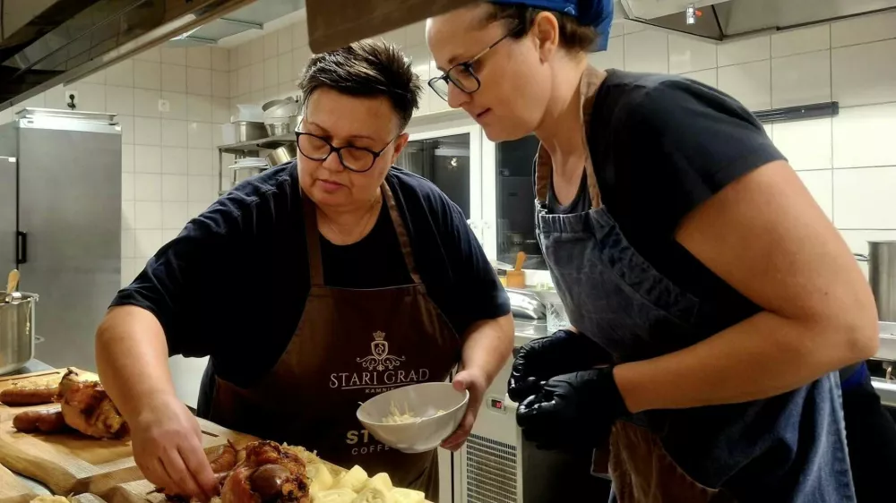 Tematska srednjeve&scaron;ka večerja z najlep&scaron;im razgledom v mestu - Stari grad nad Kamnikom. 