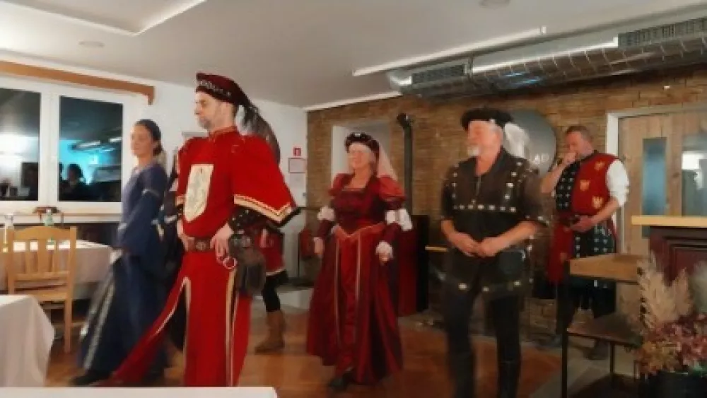 Tematska srednjeve&scaron;ka večerja z najlep&scaron;im razgledom v mestu - Stari grad nad Kamnikom. 