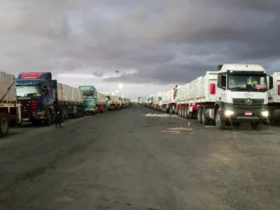 Trucks carrying aid bound for Gaza move towards the border crossing between Egypt and the Gaza Strip, following an agreement between Israel and Hamas on a ceasefire, in Rafah, Egypt, October 12, 2025. REUTERS/Stringer