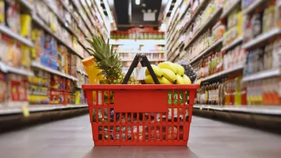 Grocery basket with products / Foto: Nodar Chernishev