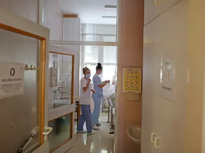 &ndash; bolni&scaron;ka soba &ndash; kapljična izolacija &ndash; gripa &ndash; virusno obolenje - akutna virusna bolezen dihal - zdravstvo - - 13.01.2020 - Negovalna bolni&scaron;nica Ljubljana - Oddelek za gripo -  Stara pediatrična klinika, Vrazov trg 1, //FOTO: Bojan Velikonja