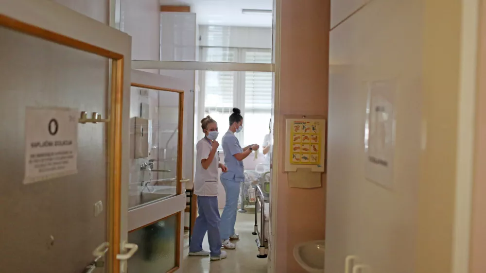 &ndash; bolni&scaron;ka soba &ndash; kapljična izolacija &ndash; gripa &ndash; virusno obolenje - akutna virusna bolezen dihal - zdravstvo - - 13.01.2020 - Negovalna bolni&scaron;nica Ljubljana - Oddelek za gripo -  Stara pediatrična klinika, Vrazov trg 1, //FOTO: Bojan Velikonja