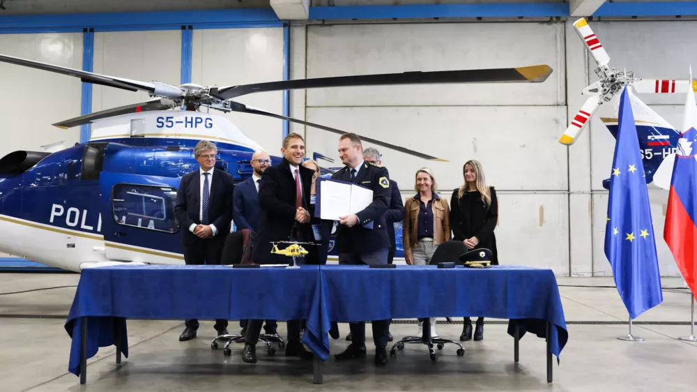 13.10.2025.Podpis pogodbe za nakup 2 helikopterjev Leonardi. za namen re&scaron;evanja. Foto Bojan Velikonja 