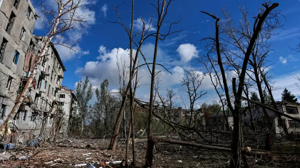 Apartment buildings damaged by Russian military strike, amid Russia's attack on Ukraine, in the frontline town of Kostiantynivka in Donetsk region, Ukraine October 12, 2025.REUTERS/Yan Dobronosov