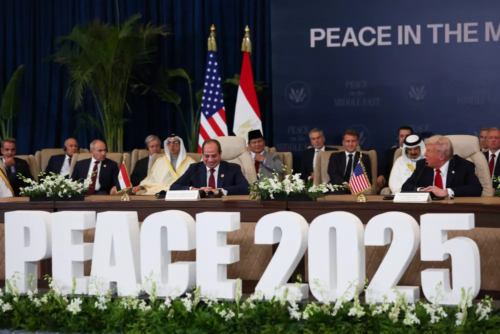 13 October 2025, Egypt, Sharm El-Sheikh: Egyptian President Abdel Fattah El-Sisi (L) and US President Donald Trump speak at the Sharm El-Sheikh Peace Summit in Egypt. The meeting of heads of state and government is to discuss support for the Gaza Strip following the ceasefire between Israel and Hamas. Photo: Suzanne Plunkett/PA Wire/dpa