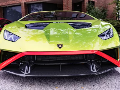 Tak&scaron;en avto, le da je bil povsem rdeče barve, je končal v betonskem zidu.