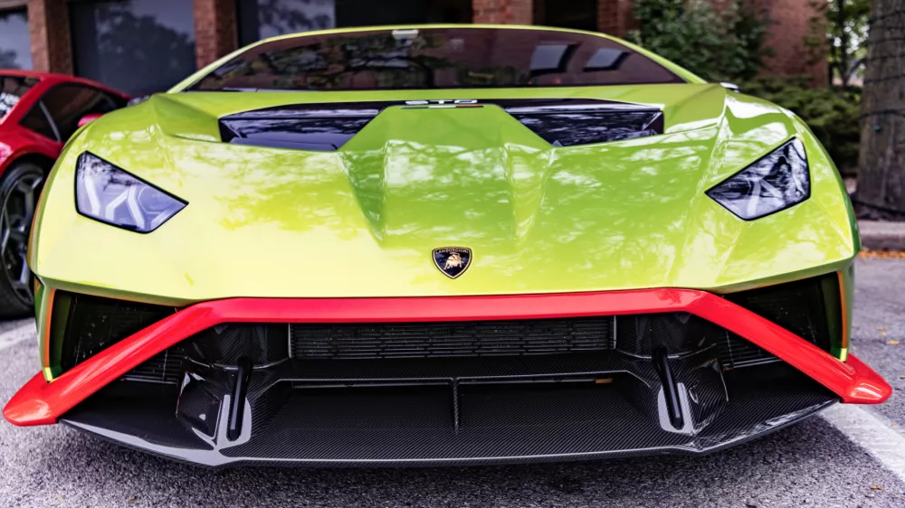 Tak&scaron;en avto, le da je bil povsem rdeče barve, je končal v betonskem zidu.