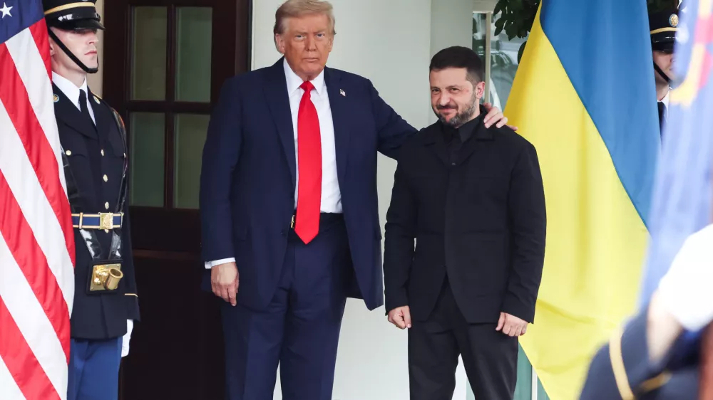 FILED - 18 August 2025, US, Washington: US President Donald Trump (L) welcomes Ukrainian President Volodymyr Zelensky outside the West Wing of the White House ahead of their meeting with European leaders. Photo: Samuel Corum/PA Wire/dpa