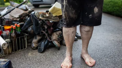 - Tacen, odpravljanje posledic poplav. Uničeni čevlji, bose noge, naravne nesreče, globalno segrevanje, simbolična fotografija.- PREGLED LETA 2023- 04.08.2023. Močno deževje in hude ujme so zajele vso Slovenijo in povzročile hude poplave, plazove in zastoje v prometu. Poplave in ujma 2023.//FOTO: Bojan Velikonja