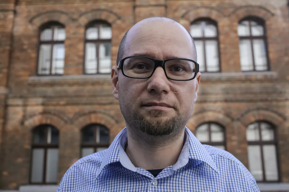 dr. Ale&scaron; Bučar Ručman, docent s področja sociologije na Fakulteti za varnostne vede Univerze v Mariboru - avtor znanstvene monografije Migracije in kriminaliteta &ndash; Pogled čez meje stereotipov in predsodkov,      //FOTO: Jaka Gasar