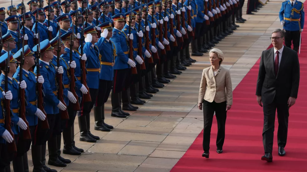 European Commission President Ursula von der Leyen, center, reviews the honor guard with Serbian President Aleksandar Vucic during a welcome ceremony at the Serbia Palace in Belgrade, Serbia, Wednesday, Oct. 15, 2025. (AP Photo/Darko Vojinovic)