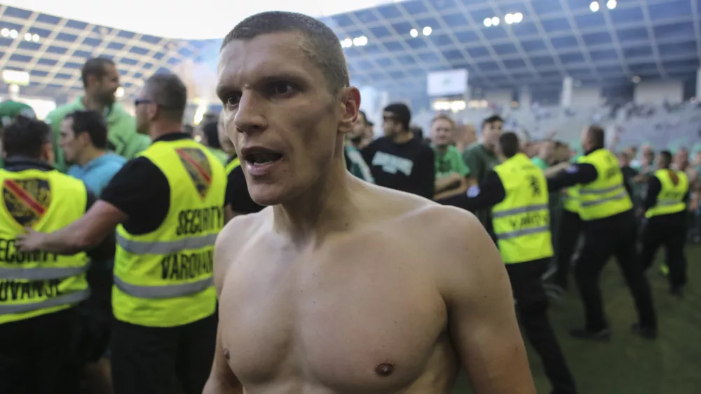 kapetan NK Olimpija Darijan Matić- 21.05.2016 - nogomet Olimpija: Krka, Prva liga - zadnji krog - tekma zadnjega kroga slovenske lige - NK Olimpija je uradno postala državni prvak ///FOTO: Luka Cjuha.