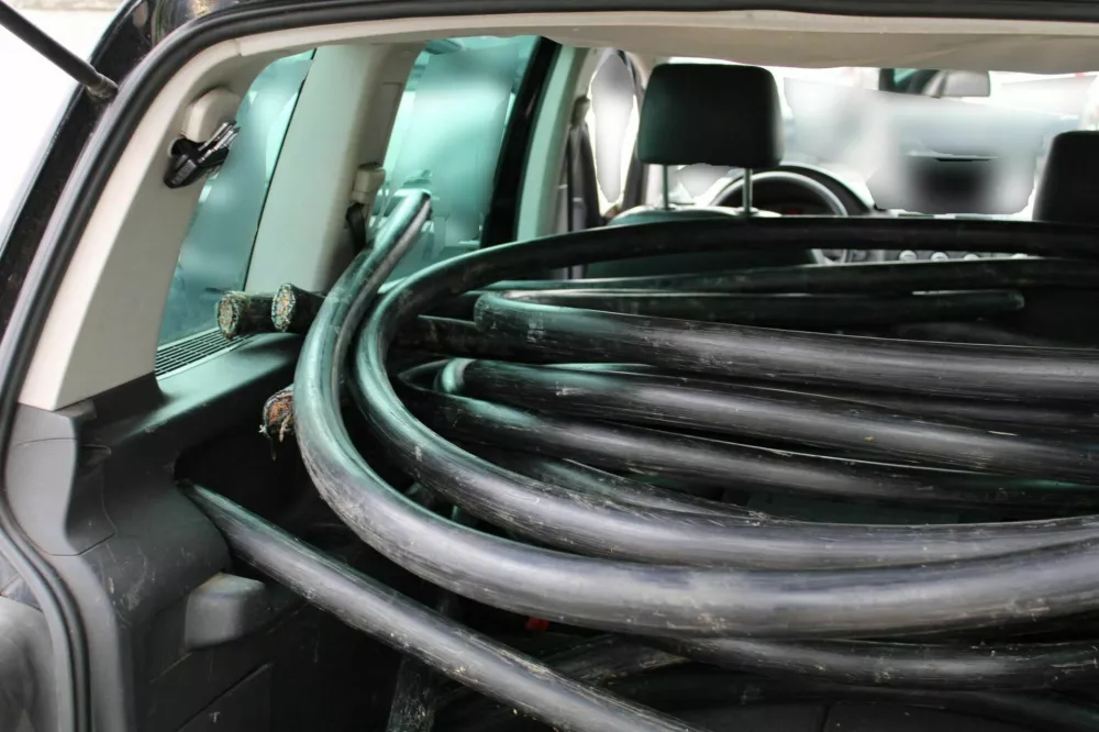 Porast vandalizma: Na tire nastavljajo kamenje, vozičke, prometne znake &hellip;