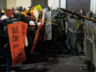 Anti-government protesters clash with riot police near Congress during a rally against President Jose Jeri in Lima, Peru, Wednesday, Oct. 15, 2025. (AP Photo/Martin Mejia)