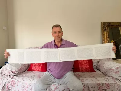 Laurence Watkins s svojim celotnim imenom, natipkanem na &scaron;estih listih. Guinnessova knjiga rekordov, najdalj&scaron;e ime na svetu. Foto: osebni arhiv 