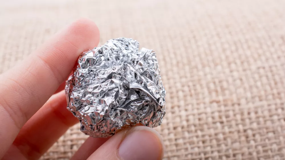 Folija je uporabna tudi za, recimo, či&scaron;čenje trdovratnih madežev s posode. / Foto: Istock