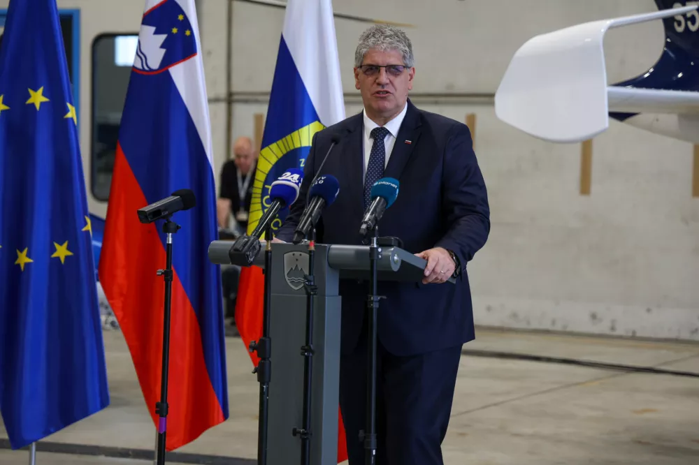 Ljubljana, Brnik.Minister za notranje zadeve Bostjan Poklukar ob podpisu pogodbe z italijansko druzbo Leonardo o nakupu dveh helikopterjev za helikoptersko nujno medicinsko pomoc.Foto: STA