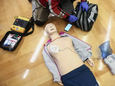 - oživljanje - simulacija dela zdravstvenega dispečerja in telefonskega vodenja skozi postopke oživljanja.- 16.10.2018 - Svetovni dan oživljanja 2018 - novinarska konferenc pod sloganom &raquo;Vsak Zemljan lahko re&scaron;i življenje&laquo; v organizaciji SloRS - Slovenski reanimacijski svet pri Slovenskem združenju za urgentno medicino in Rdeči križ Slovenije. //FOTO: Luka Cjuha.