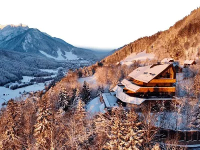  V Srednjem Vrhu s pogledom na Julijske Alpe stoji veličasten Chalet Sofija. F STO / Foto: Sto