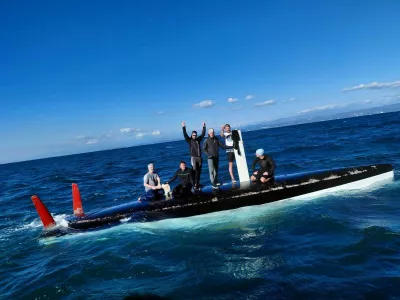 Re&scaron;evanje &scaron;estčlanske posadke s potopljene jadrnice blizu Izole. 