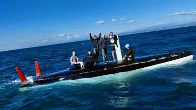 Reševanje šestčlanske posadke s potopljene jadrnice blizu Izole. 