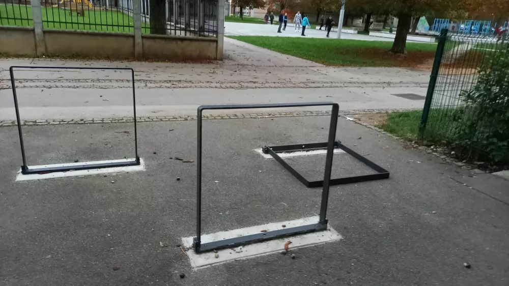 Železne ovire, pe&scaron;pot, cona za pe&scaron;ce.