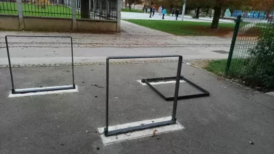 Železne ovire, pe&scaron;pot, cona za pe&scaron;ce.