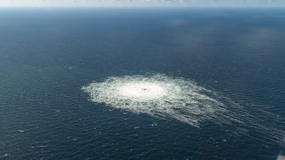 FILED - 27 September 2022, Denmark, Bornholm: This photo provided by the Danish Defense Command shows the Nord Stream 2 gas leak near Bornholm from the air. Investigators say they have found traces of explosives on a suspicious sailing yacht during investigations into explosions at the Nord Stream 1 and 2 gas pipelines. Photo: -/Danish Defence Command/dpa - ACHTUNG: Nur zur redaktionellen Verwendung im Zusammenhang mit der aktuellen Berichterstattung und nur mit vollst&auml;ndiger Nennung des vorstehenden Credits