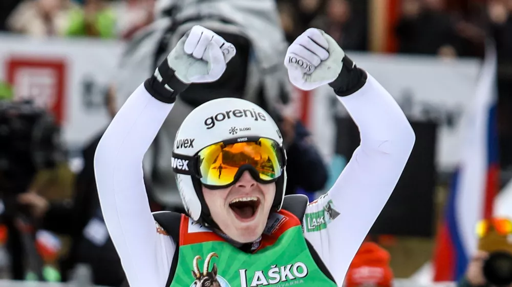 (video) Domen Prevc &scaron;e naprej podira rekorde skakalnic