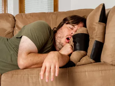 Malce pretirana slika mladeniča, ki &scaron;e vedno živi doma, dela, vendar ne prispeva za račune. / Foto: Istock