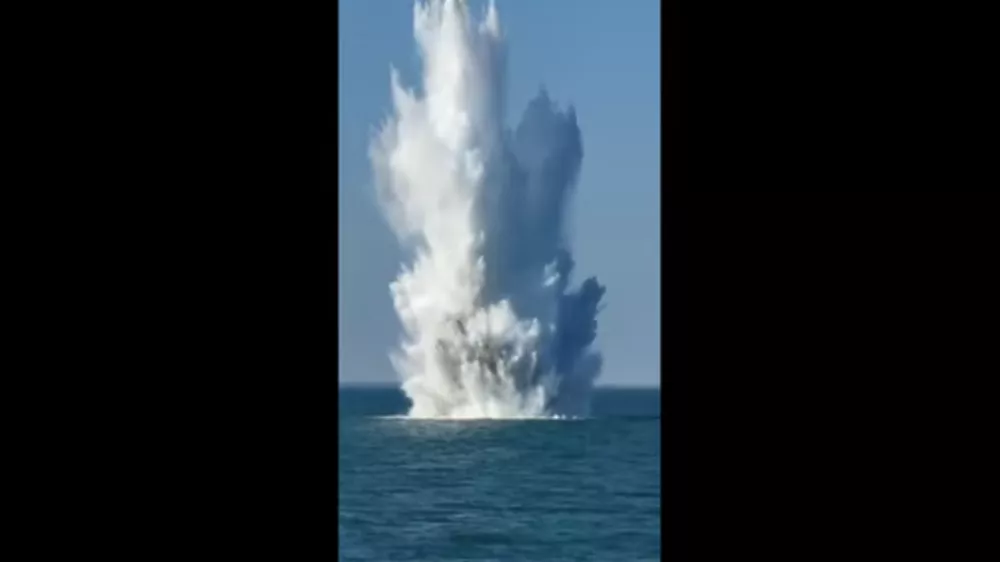 V zrak je vrglo oblak vode. / Foto: Zajem Zaslona