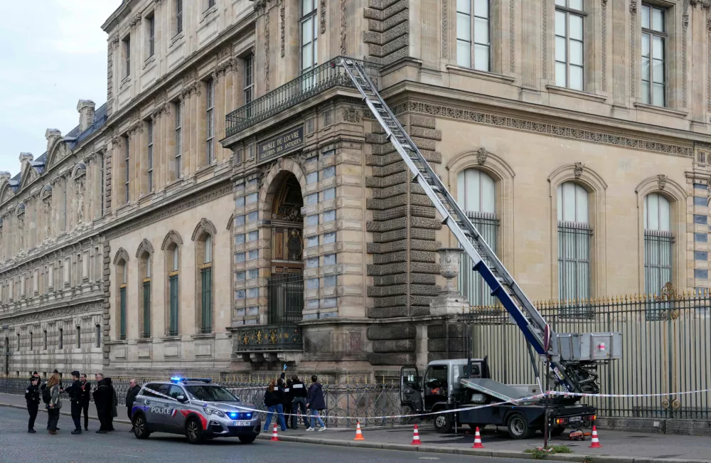 19 October 2025, France, Paris: Police officers stand next to a furniture lift used by burglars to break into the Louvre Museum on Quai Fran&ccedil;ois Mitterrand. The thieves reportedly stole jewelry from Napoleon's collection before fleeing the scene. Photo: Dimitar Dilkoff/AFP/dpa