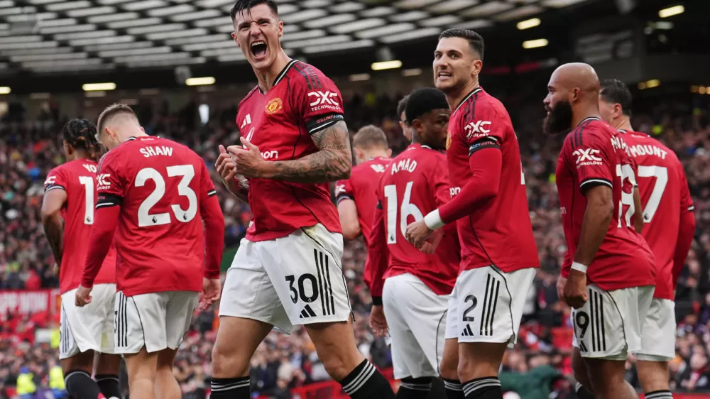 04 October 2025, United Kingdom, Manchester: Manchester United's Benjamin Sesko (3rd L) celebrates scoring his side's second goal with teammates during the English Premier League soccer match between Manchester United and Sunderland at Old Trafford. Photo: Martin Rickett/PA Wire/dpa