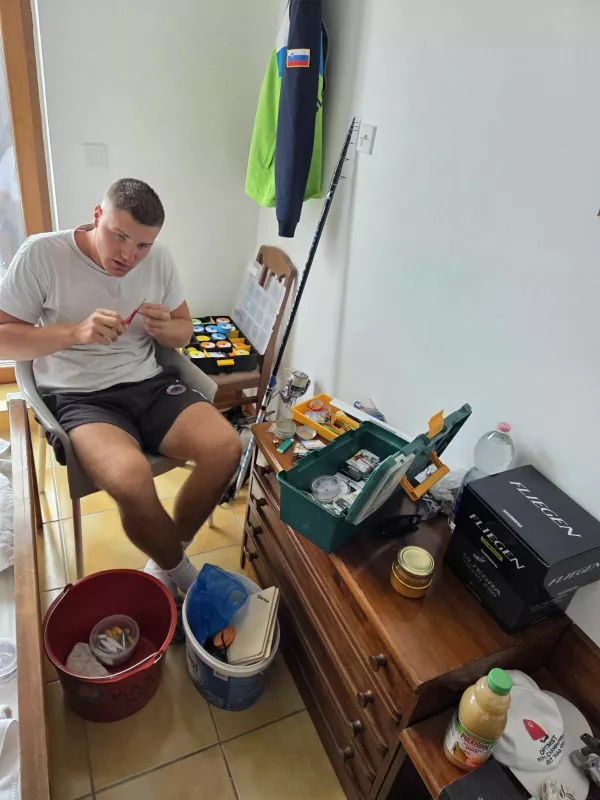 Mladinec, Maks Koncilja med pripravo na tekmo v hotelski sobi. F Arhiv reprezentance