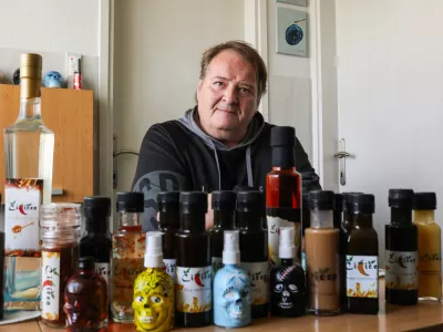 - 17.10.2025. - Vasja Ličen, kuhar in oridelovalec in vzgojitelj čilijev, ter proizvajalec čili omak pod blagovno znamko Čiličen.//FOTO: Bojan Velikonja