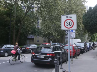 Cona 30 na Poljanski cesti v Ljubljani, kjer je celo območje omejene hitrosti na 30 km na urofoto: Bojan Velikonja