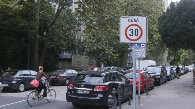 Cona 30 na Poljanski cesti v Ljubljani, kjer je celo območje omejene hitrosti na 30 km na urofoto: Bojan Velikonja