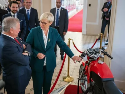 Predsednica republike je jordanskemu kralju pokazala tudi lepo ohranjen muzejski primerek Tomosovega motorja. Foto: sta