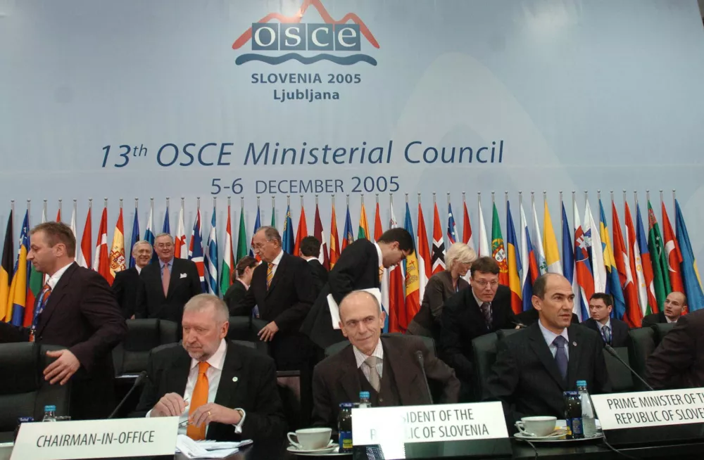 otvoritev - 13. Ministrski svet OVSE Slovenija 2005, predsedujoči OVSE Dimitrij Rupel, predsedik RS Janez Drnov&scaron;ek in predsednik vlade RS Janez Jan&scaron;a,  Organizacija za varnost in sodelovanje v Evropi (OVSE), Ljubljana - Slovensko predsedovanje OVSE 2005, //FOTO: Luka CjuhaOPOMBA: ZA OBJAVO V ČASOPISU DNEVNIK
