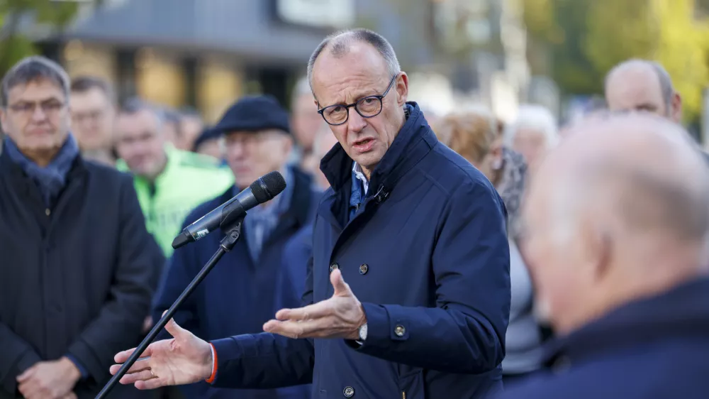 18 October 2025, North Rhine-Westphalia, Meschede: German Chancellor Friedrich Merz gives a speech at the Citizens' Dialogue. Photo: Christoph Reichwein/dpa