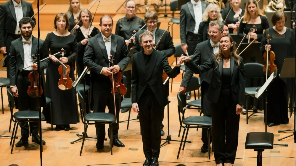 Simfonija simfonijOrkester Slovenske filharmonijeDirigentka: Lucie LeguaySolist: Alexandre Tharaud, klavir