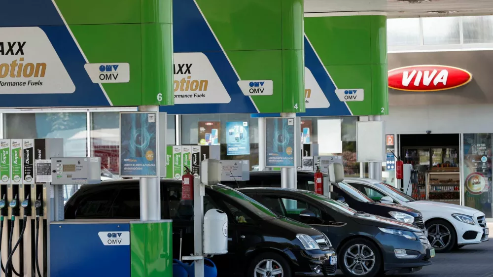 Cars wait at an OMV petrol station near the Slovakian border in Esztergom, Hungary, June 13, 2022. Picture taken June 13, 2022. REUTERS/Bernadett Szabo