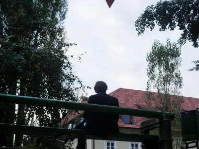 simbolična fotografijaosamljenost, depresija, označevanje, občutek krivde, rasno razlikovanje rasizem, delitev ljudi, foto: Bojan Velikonja