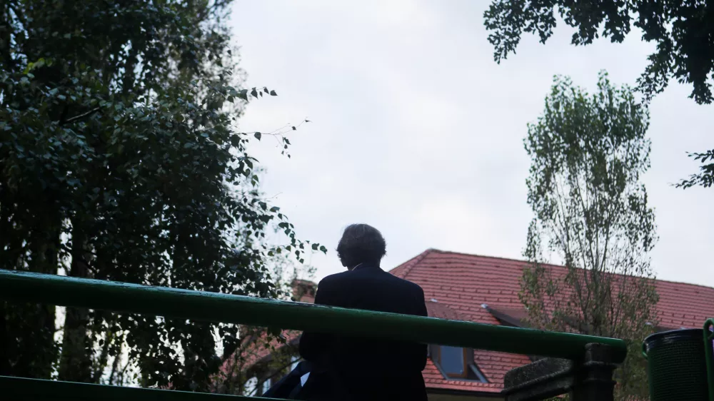 simbolična fotografijaosamljenost, depresija, označevanje, občutek krivde, rasno razlikovanje rasizem, delitev ljudi, foto: Bojan Velikonja