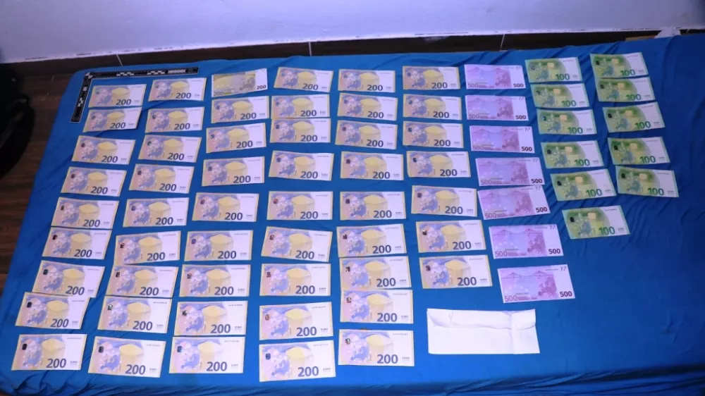 Pri osumljencih so na&scaron;li velike količine gotovine. F Policija